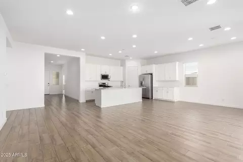Living - 531 S Owl Dr, Gilbert, AZ 85296 photo 1 of 2