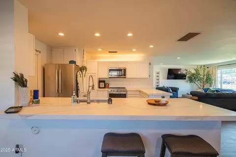 Kitchen - 1909 E Bethany Home Rd, Phoenix, AZ 85016 photo 5 of 9