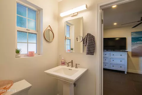 Bath - 1909 E Bethany Home Rd, Phoenix, AZ 85016 photo 2 of 4