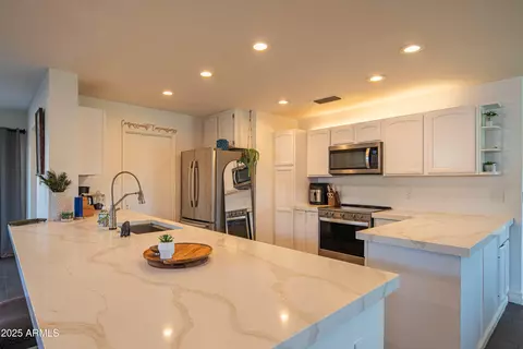 Kitchen - 1909 E Bethany Home Rd, Phoenix, AZ 85016 photo 4 of 9