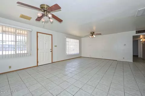 Living - 829 Echo Ln, Phoenix, AZ 85020 photo 4 of 8