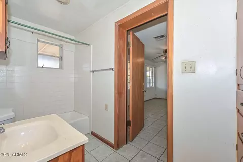 Bath - 829 Echo Ln, Phoenix, AZ 85020 photo 1 of 2