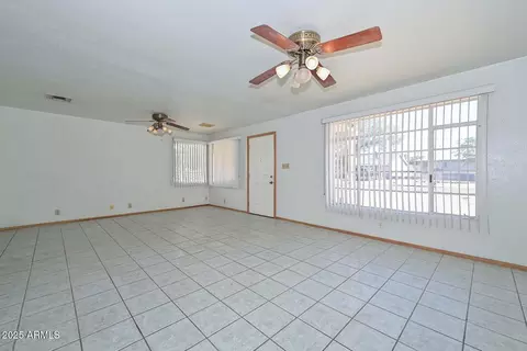 Living - 829 Echo Ln, Phoenix, AZ 85020 photo 3 of 8