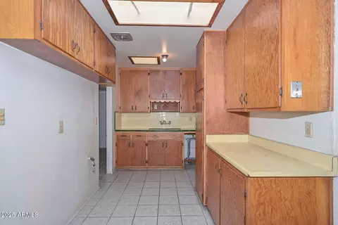 Kitchen - 829 Echo Ln, Phoenix, AZ 85020 photo 1 of 3