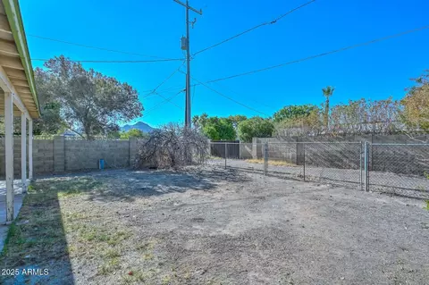 Exterior - 829 Echo Ln, Phoenix, AZ 85020 photo 6 of 9