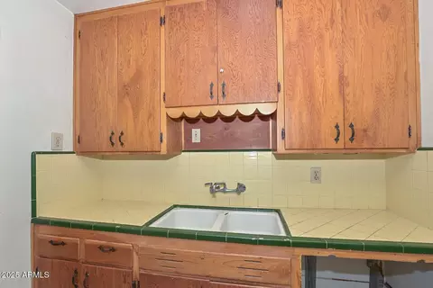 Kitchen - 829 Echo Ln, Phoenix, AZ 85020 photo 3 of 3