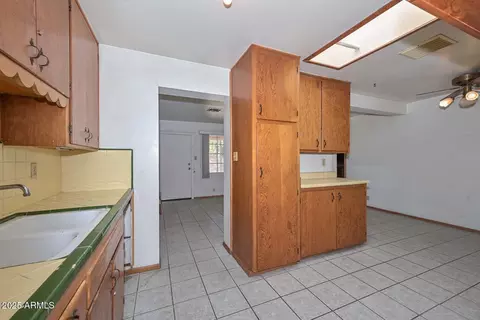 Kitchen - 829 Echo Ln, Phoenix, AZ 85020 photo 2 of 3