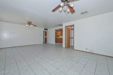 Living - 829 Echo Ln, Phoenix, AZ 85020 photo 2 of 8