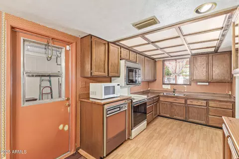 Kitchen - 2138 W Northview Ave, Phoenix, AZ 85021 photo 3 of 3