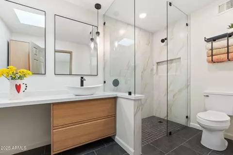 Bath - 16648 N 30th Ave, Phoenix, AZ 85053 photo 1 of 2