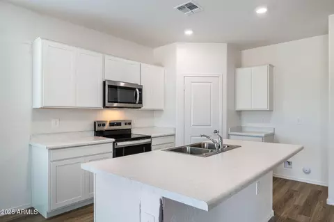 Kitchen - 18354 W Hackamore Dr, Wittmann, AZ 85361 photo 2 of 4