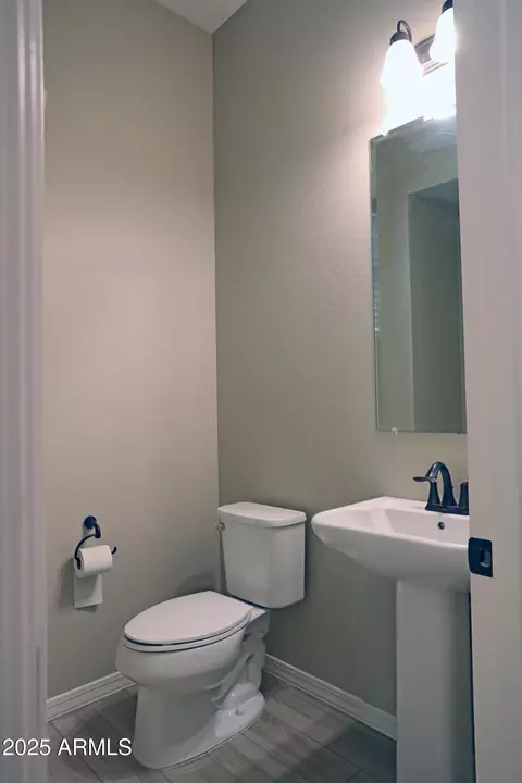 Bath - 2811 S Jeffry St, Gilbert, AZ 85295 photo 1 of 4