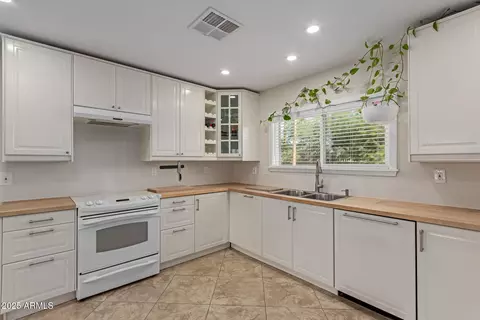 Kitchen - 3433 E Betty Elyse Ln, Phoenix, AZ 85032 photo 2 of 3