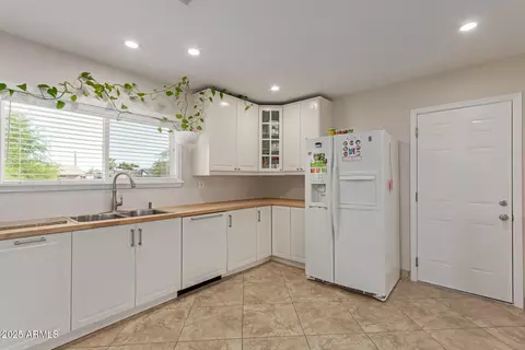 Kitchen - 3433 E Betty Elyse Ln, Phoenix, AZ 85032 photo 3 of 3