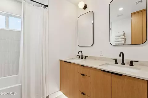 Bath - 1226 E Almeria Rd, Phoenix, AZ 85006 photo 3 of 6