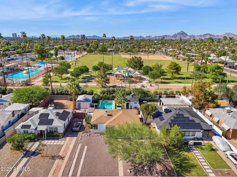 View/Area - 1226 E Almeria Rd, Phoenix, AZ 85006 photo 12 of 13