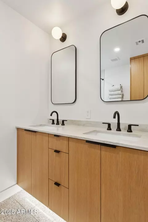 Bath - 1226 E Almeria Rd, Phoenix, AZ 85006 photo 4 of 6