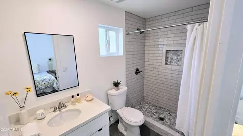 Bath - 3128 E Desert Cove Ave, Phoenix, AZ 85028 photo 5 of 9