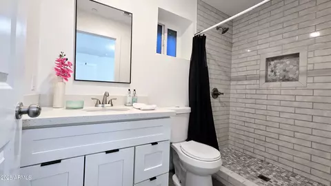 Bath - 3128 E Desert Cove Ave, Phoenix, AZ 85028 photo 8 of 9