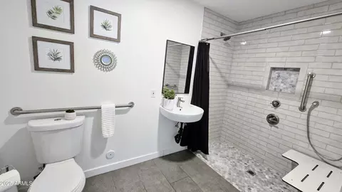 Bath - 3128 E Desert Cove Ave, Phoenix, AZ 85028 photo 7 of 9