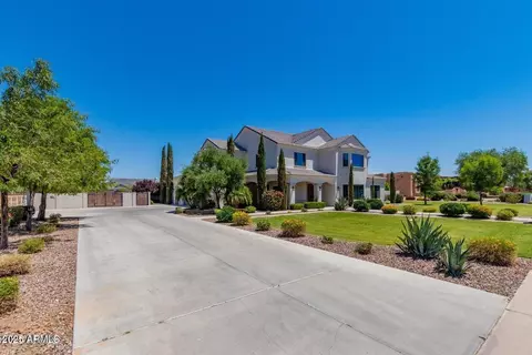 Exterior - 2710 E Cattle Dr, Gilbert, AZ 85297 photo 2 of 6
