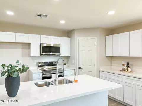 15438 S Overfield Rd, Arizona City, AZ 85123