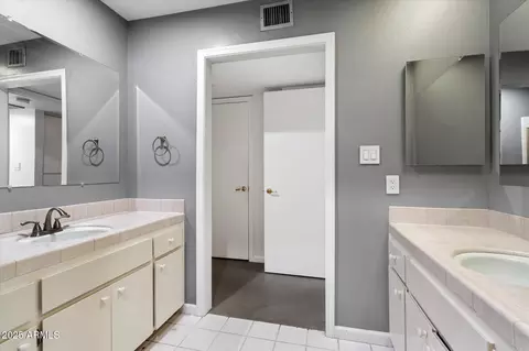 Bath - 705 E Gardenia Dr, Phoenix, AZ 85020 photo 2 of 3