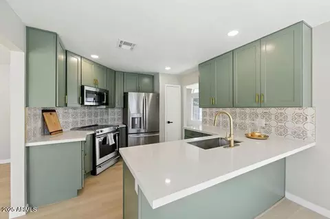 Kitchen - 4319 E Tanglewood Dr, Phoenix, AZ 85048 photo 1 of 4