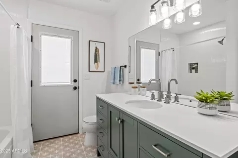 Bath - 2809 E Hillery Dr, Phoenix, AZ 85032 photo 3 of 4