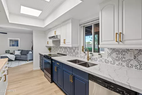 Kitchen - 2809 E Hillery Dr, Phoenix, AZ 85032 photo 5 of 7