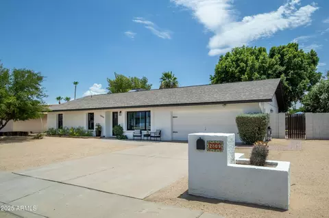 Exterior - 2809 E Hillery Dr, Phoenix, AZ 85032 photo 3 of 10
