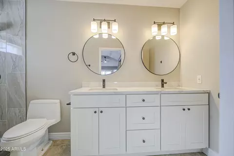 Bath - 1457 E Utopia Rd, Phoenix, AZ 85024 photo 3 of 5