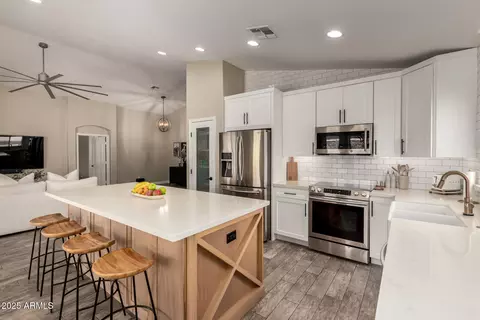 8013 W Cordes Rd, Phoenix, AZ 85043
