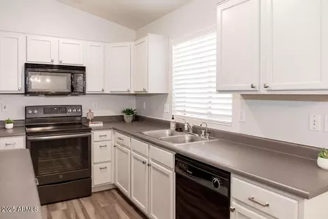 Kitchen - 6633 E Barstow St, Mesa, AZ 85205 photo 4 of 6
