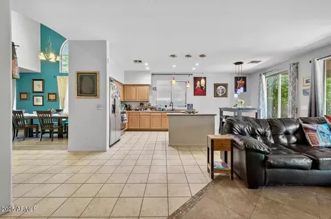 Entry Way - 2930 W Carson Rd, Phoenix, AZ 85041 photo 5 of 9