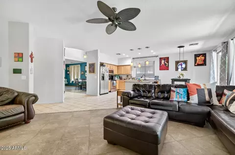 Entry Way - 2930 W Carson Rd, Phoenix, AZ 85041 photo 6 of 9