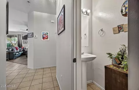Entry Way - 2930 W Carson Rd, Phoenix, AZ 85041 photo 7 of 9