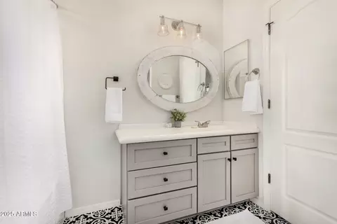 Bath - 3150 E Beardsley Rd #1062, Phoenix, AZ 85050 photo 3 of 4