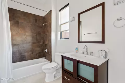 Bath - 2815 E Arrowhead Trl, Gilbert, AZ 85297 photo 5 of 7
