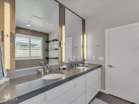Bath - 1010 E Pierson St, Phoenix, AZ 85014 photo 4 of 11