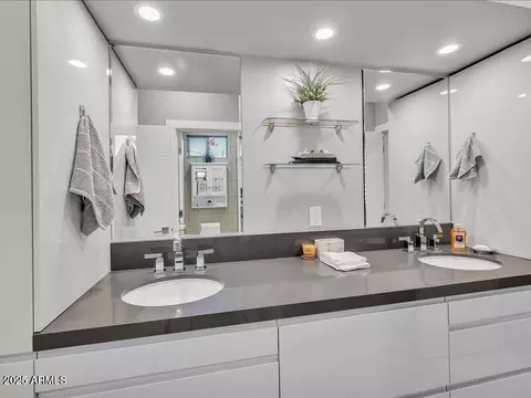 Bath - 1010 E Pierson St, Phoenix, AZ 85014 photo 8 of 11