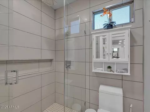 Bath - 1010 E Pierson St, Phoenix, AZ 85014 photo 10 of 11