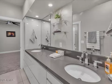 Bath - 1010 E Pierson St, Phoenix, AZ 85014 photo 9 of 11