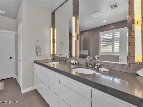 Bath - 1010 E Pierson St, Phoenix, AZ 85014 photo 2 of 11
