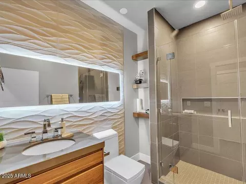 Bath - 1010 E Pierson St, Phoenix, AZ 85014 photo 7 of 11