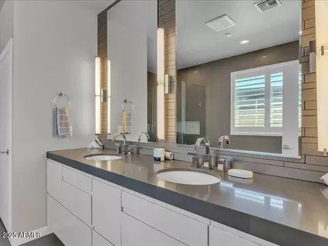 Bath - 1010 E Pierson St, Phoenix, AZ 85014 photo 1 of 11