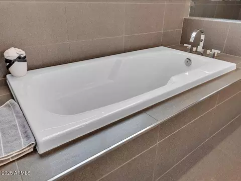 Bath - 1010 E Pierson St, Phoenix, AZ 85014 photo 6 of 11
