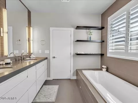 Bath - 1010 E Pierson St, Phoenix, AZ 85014 photo 3 of 11