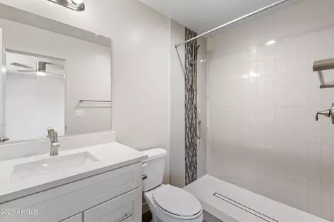 Bath - 4307 N 13th Pl, Phoenix, AZ 85014 photo 4 of 4