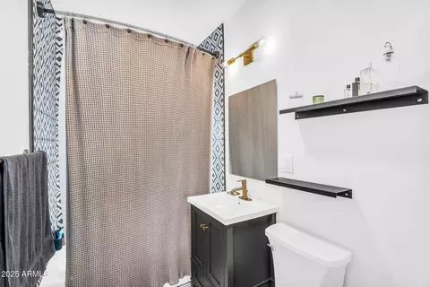 Bath - 717 E Myrtle Ave, Phoenix, AZ 85020 photo 2 of 5
